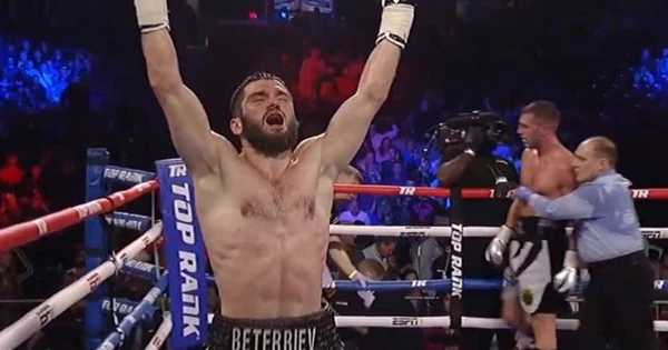 Бетербиев защитил два титула чемпиона мира по боксу Бетербиев защитил два титула чемпиона мира по боксу