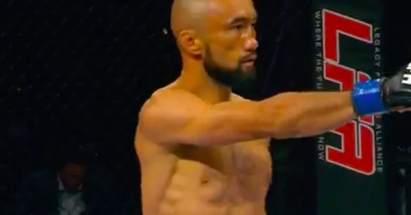 Боец MMA финишировал оппонента за 21 секунду Боец MMA финишировал оппонента за 21 секунду