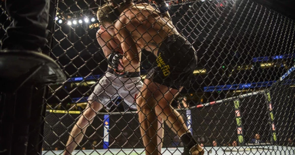 Боец MMA нокаутировал оппонента ударом ногой в голову Боец MMA нокаутировал оппонента ударом ногой в голову