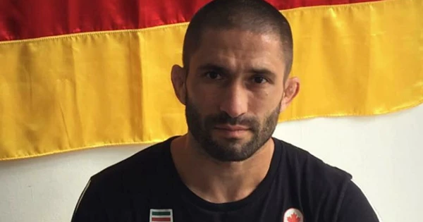 Боец MMA потерял палец во время поединка Боец MMA потерял палец во время поединка