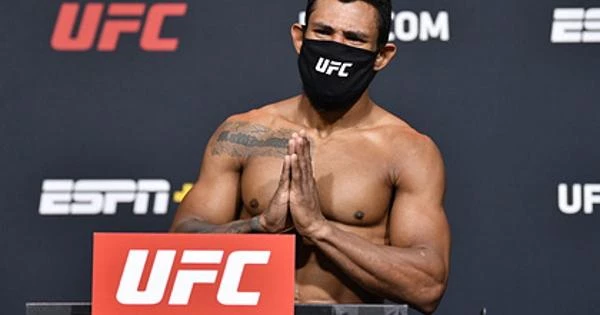 Боец UFC провалил взвешивание из-за семейных проблем Боец UFC провалил взвешивание из-за семейных проблем