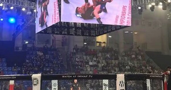 Боец UFC сломал нос разъяренному отцу Боец UFC сломал нос разъяренному отцу