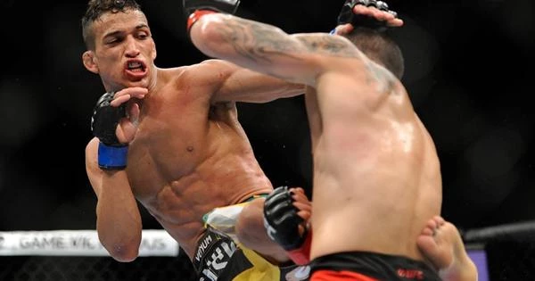 Бразилец Оливейра завоевал титул UFC после Нурмагомедова Бразилец Оливейра завоевал титул UFC после Нурмагомедова