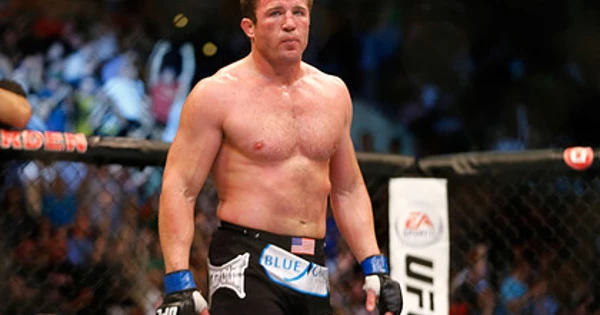 Бывший боец UFC избил пятерых в отеле Лас-Вегаса Бывший боец UFC избил пятерых в отеле Лас-Вегаса