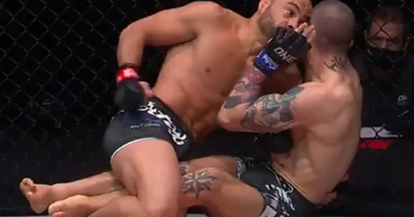 Бывший чемпион UFC добил оппонента и проиграл Бывший чемпион UFC добил оппонента и проиграл
