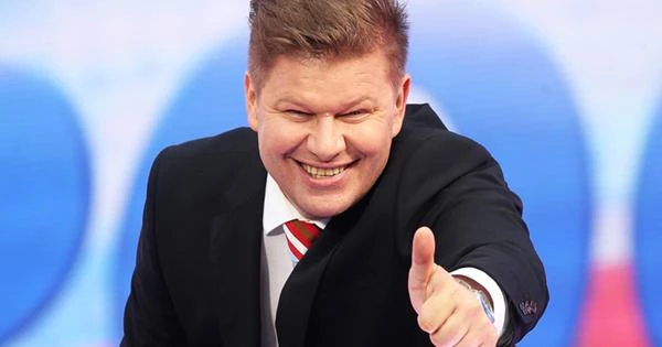 Губерниев поиронизировал над декольте соведущей Губерниев поиронизировал над декольте соведущей