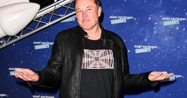 Илон Маск подарил Tesla пожаловшемуся на него бойцу UFС Илон Маск подарил Tesla пожаловшемуся на него бойцу UFС