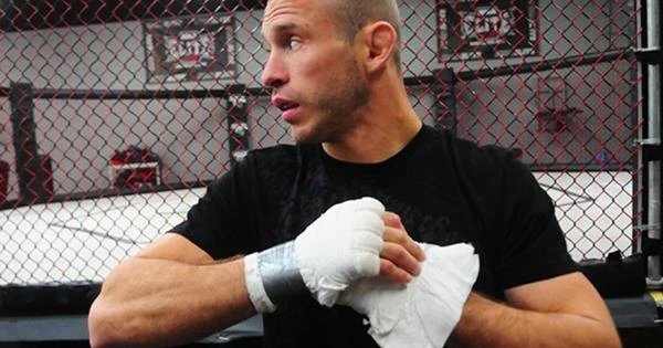 Ковбой Серроне проиграл пятый бой подряд в UFC Ковбой Серроне проиграл пятый бой подряд в UFC