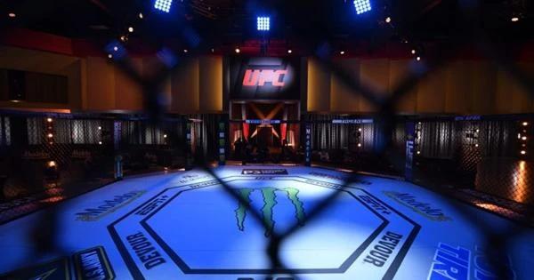Китайский боец MMA нокаутировал соперника джебом Китайский боец MMA нокаутировал соперника джебом