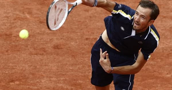 Медведев попал в четвертьфинал Roland Garros Медведев попал в четвертьфинал Roland Garros