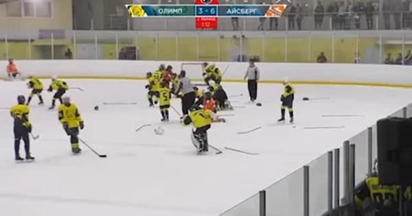 На детском турнире по хоккею произошла драка На детском турнире по хоккею произошла драка