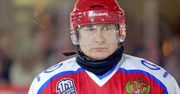 Путин вышел на лед в матче Ночной хоккейной лиги Путин вышел на лед в матче Ночной хоккейной лиги
