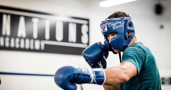 Российский боксер защитил титул суперчемпиона мира Российский боксер защитил титул суперчемпиона мира