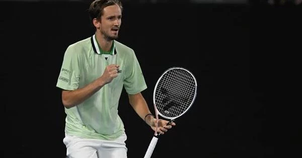 Тарпищев оценил влияние споров с судьёй на игру Медведева Тарпищев оценил влияние споров с судьёй на игру Медведева