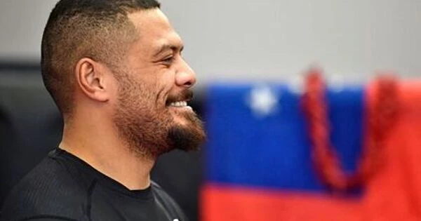 Тяжеловес UFC провалил взвешивание и попал в историю Тяжеловес UFC провалил взвешивание и попал в историю