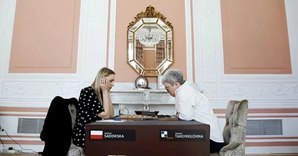 В Польше сочли идиотизмом лишение российской шашистки флага В Польше сочли идиотизмом лишение российской шашистки флага