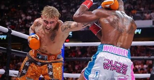 Звезда YouTube победил бывшего чемпиона UFC в боксерском поединке Звезда YouTube победил бывшего чемпиона UFC в боксерском поединке